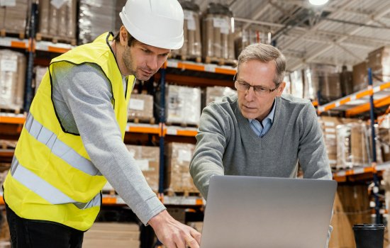 employé suivant les conseils d'un intervenant de formation sur un ordinateeur